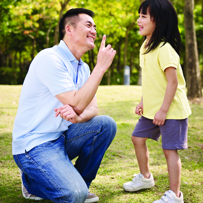Father daughter asian. Азиатские отец и дочь. Daughter маленькой with the father. Улыбка азиатской семьи. Отец азиат.