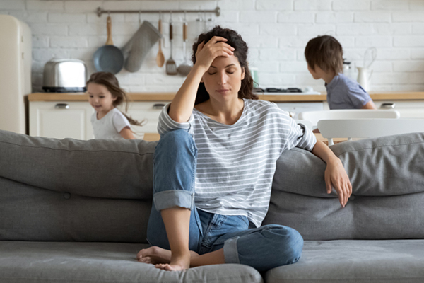 10 Alasan Perempuan Merasa Kesepian Setelah Menjadi Ibu