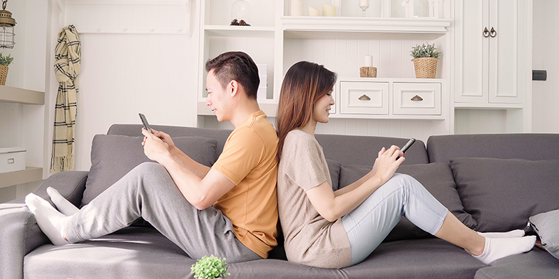 phubbing mengabaikan pasangan karena asyik bermain gadget