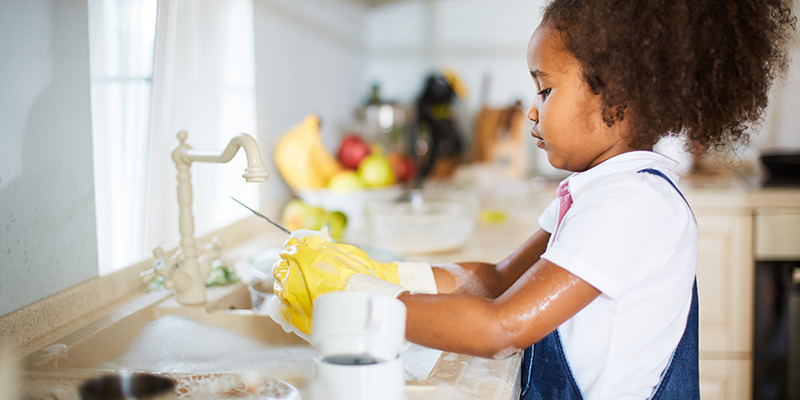 bagaimana agar anak mau membantu pekerjaan rumah tangga