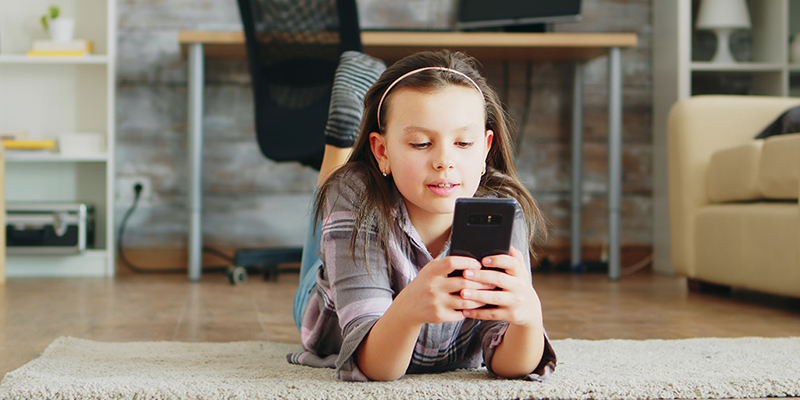 ajari anak abege etika menggunakan handphone dan media sosial