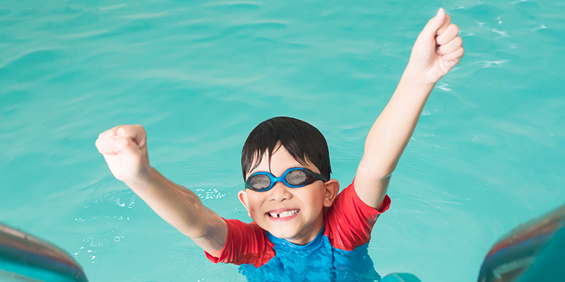 bagaimana anak mengatasi takut berenang 